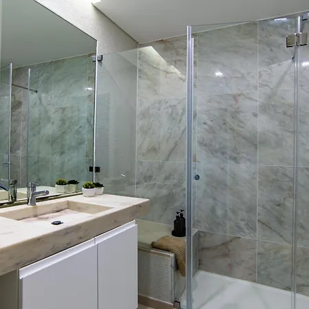 Santa Catarina - No Centro Da Com Garagem, Perto Do Timeout Market * Lisboa